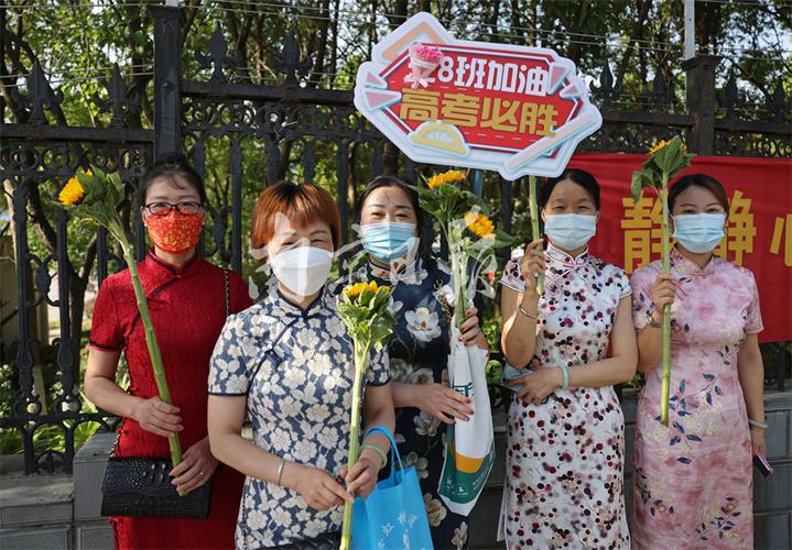 老婆身穿黄色战袍,为高考考生加油 老婆身穿黄色战袍,为高考考生加油