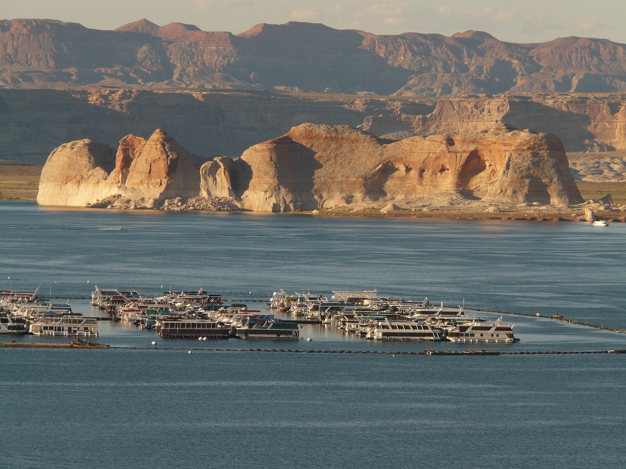 悲剧的瞬间，男子水库泄洪口抓鱼不幸身亡