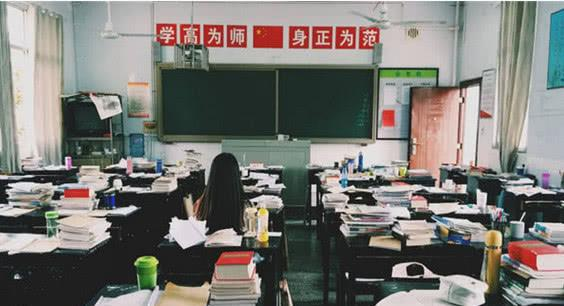 把数学课代表按到桌子上抄：讲台上的师生互动