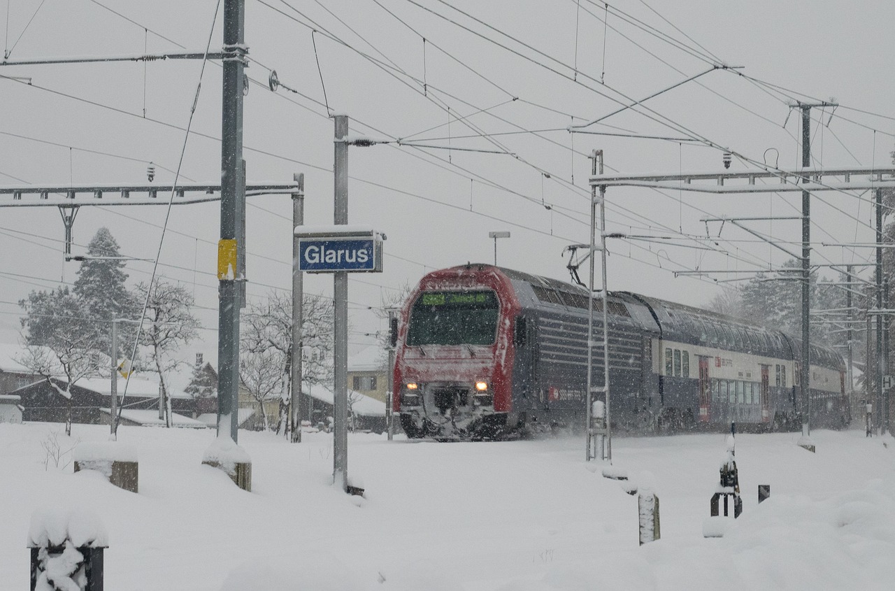 重庆40度高温与雪共舞？气象台权威回应苏洁小强工地情